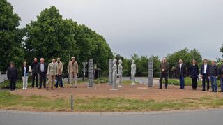 Der Willy-Brandt-Platz am Stadteingang wurde durch eine Skulpturengruppe von Gil Topaz bereichert. Am Sonntag wurde die Aufstellung gefeiert.