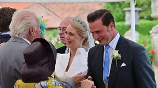 Lang war die Schlange an Gratulanten, die dem Brautpaar im Garten des Kreuzwertheimer Schlosses ihre Aufwartung machten.