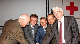 <p>Mit einem symbolischen Knopfdruck nahmen (von links) Ludwig Prinz von Baden, Dr. Achim Brötel, Joachim Stutz, Roland Burger und Georg Nelius die neue Rettungsleitstelle in Betrieb.</p>