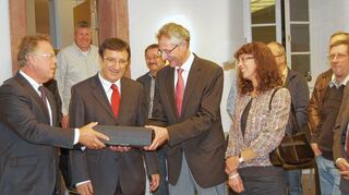 <p>Landrat Reinhard Frank (links) und Landtagsabgeordneter Dr. Wolfgang Reinhart (Zweiter von links) gratulierten am gestrigen Sonntag im Eubigheimer Schloss Amtsinhaber Elmar Haas zur Wiederwahl mit einem sehr guten Ergebnis.</p>