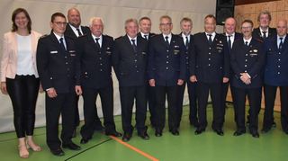 Die anwesenden Geehrten zusammen mit (von rechts) dem zweiten Stadtkommandanten Tobias Britsch und Stadtkommandant Harry Schroth sowie (von links) Bürgermeisterin Heidrun Beck und stellvertretender Kreisbrandmeister Heiko Wolpert.