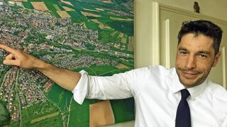 Nützliches Weikersheim-Foto: Bürgermeister Nick Schuppert hat diese Luftaufnahme nicht nur von seinem Schreibtisch aus im Auge, er nutzt sie auch gerne im Gespräch mit Bauwilligen.