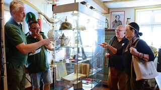 In einer kleinen Ausstellung werden im Bad Mergentheimer Torwachhaus seltene, historisch wertvolle Exponate der Stadt- und Schützengeschichte gezeigt. Beim Tag der offenen Tür des Häuschens konnte man diese betrachten.