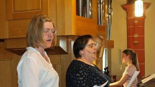 Eine feierliche konzertante Benefiz-Mainandacht wurde in der St.-Antonius-Kirche in Deubach von der Sopranistin Regina Schurk (Mitte), der Altistin Anita Spinner und der Organistin Anne Spinner präsentiert.