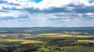 Nahe der Kreismülldeponie Heegwald sollen Windräder errichtet werden. Hinten links ist Sonderriet zu sehen, auf der rechten Seite Teile von Nassig.