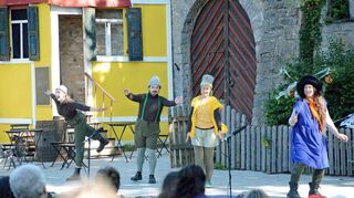 Cathleen Fink, hier in Giebelstadt links als „Apfelmännchen“, wird in Niederstetten ab 13. Juli als „Alice“ zu sehen sein.