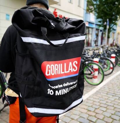 Gorillas-Fahrer tragen liefern künftig viele Alnatura-Produkte mit aus.