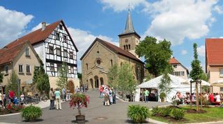 Eine richtige kleine Traumkulisse bietet sich dem Besucher der Pfitzinger Ortsmitte – hier nach Beendigung der umfangreichen Neugestaltungsmaßnahmen.