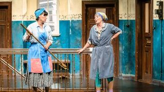 „Tratsch im Treppenhaus“ wurde vor über 60 Jahren geschrieben und seither immer wieder aufgeführt – wie hier im Hamburger Ohnsorg-Theater.