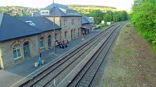 Pläne für Bahnhalt Weikersheim: Das Gleis rechts soll zum Hauptgleis werden, das linke wird samt Bahnsteig zurückgebaut.
