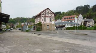 Das Bahnhofareal in Krautheim – hier sollte eigentlich schon viel passiert sein. Doch die Trasse der Jagsttalbahn, die man im Vordergrund sieht, macht der Stadt einen Strich durch die Rechnung.