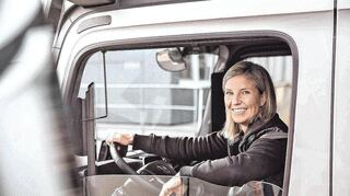 Karin Rådström in einem eActros. Die Managerin hat einen Lkw-Führerschein und tourt manchmal auf dem Werksgelände in Wörth.