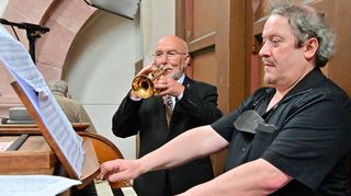 Trompeter Claude Rippas und Organist Johannes Mayr begeisterten beim Pfingstkonzert in der Kirche von Kloster Bronnbach ein breites Publikum.
