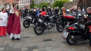 Der Stadtpfarrer segnete nach dem Gottesdienst Fahrer und Motorräder auf dem Schlossplatz.