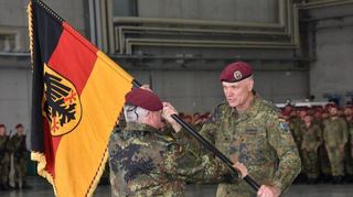 Links: Oberst Göhringer gibt sein Kommando nach über sechs Jahren ab. Mitte: Das Heeresmusikkorps sorgte für festliche Klänge. Rechts: Der neue Kommandeur, Lars Persikowski.