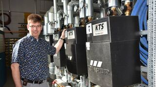 Die Warmwasserversorgung folgt dem Prinzip des Durchlauferhitzers, was benötigt wird, wird auch erhitzt. Früher wurde in Boilern das erhitzte Wasser gespeichert. Das zog aber hygienische Probleme nach sich und steigerte die Legionellen-Gefahr.