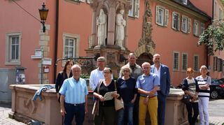 Die Bürgerinitiative „Hände weg vom Kiliansbrunnen“ organisierte am Mittwoch einen Vor-Ort-Termin mit Vertretern aller im Gemeinderat vertretenen Parteien.