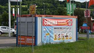 Die Werbung der Corona-Teststelle am Bad Mergentheimer Stadteingang (Ecke B 290/Herrenwiesenstraße) steht in der Kritik.