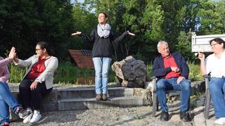 Die Moderatorin einer Quiz-Sendung (Silke Herschlein) hat es nicht leicht. Ihre beiden Rateteams (links Tanja Kellermann und Elisabeth Wegmann, rechts Verene Schiebold und Wolfgang Hess) versuchen auch mit unlauteren Mitteln, sich den Sieg zu ergaunern.
