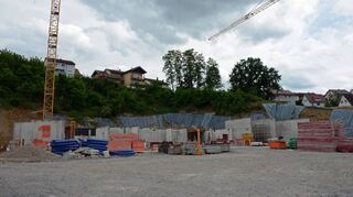 Aktuell wird die Decke über dem Erdgeschoss des Neubaus des Feuerwehrgerätehauses in Osterburken geschalt und bewehrt.