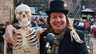 Mit Wiener Schmäh und Witz untermalt Ralph Turnheim Stummfilmklassiker. Seine Live-Performance bildet in diesem Jahr den Abschluss des Filmfests auf der Burg.