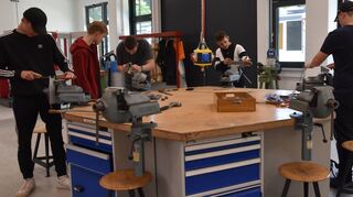 In der Metallwerkstatt im Beruflichen Schulzentrum Wertheim schleifen und sägen die AV-Dual-Schüler fleißig.