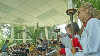 Im Kurpark wurde rund um den Musikpavillon gemeinsam gefeiert – mit gemeinsamem Abendmahl und Musik.