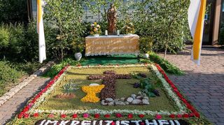 „Im Kreuz ist Heil“: So lautete der Schriftzug des Blumenteppichs vor dem Rathaus.