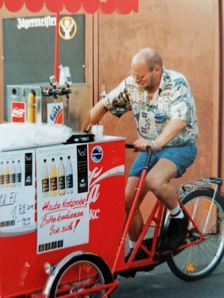 Das Bild zeigt Klaus Gottschalk im Jahr 1996 bei der Fahrrad-Auslieferung von Getränken.