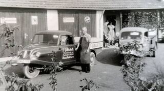 Ein Bild aus dem Jahr 1957, es zeigt das Areal mit Goliath-Dreirädern, vor denen der 1999 verstorbene Gründer Erhard Gottschalk steht.