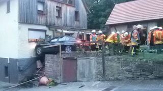 Einer der kuriosesten Einsätze: Die Entfernung eines Autos aus einer Hauswand.