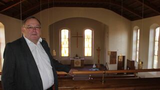 Pfarrer Karl Kreß auf der Empore der Evangelischen Kirche in Walldürn.