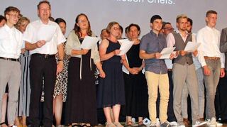 Dass sich die komplette Belegschaft zum Hieber-Chor zusammenfinden würde, hätten Detlef Hieber und Gabi Ehrmann-Hieber nie erwartet.