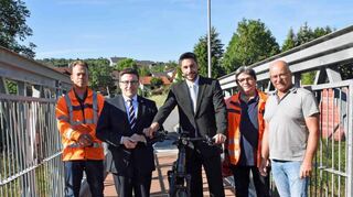 Auch über die Situation an der provisorischen Ersatzbrücke für Fußgänger und Radfahrer informierten sich (von links) der stellvertretende Straßenbauamtsleiter Christian Meißner, Landrat Christoph Schauder, Bürgermeister Nick Schuppert, der örtliche Bauüberwacher Reinhold Ernst vom Straßenbauamt und Ortsvorsteher Haas.