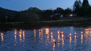 Eine lange Strecke mit einer Fackel in der Hand in einem Fluss zu schwimmen ist keine leichte Herausforderung. Und doch trifft man in Freudenberg Alt und JUng, „Wiederholungstäter“ und Neulinge bei dieser Veranstaltung.