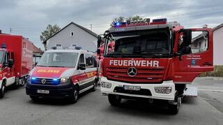 Offizielle Indienstellung der neuen Einsatzfahrzeuge (von links): der GW L1 (Gerätewagen Logistik 1), der VW Crafter der DLRG und das LF 20 KatS (Löschfahrzeug 20 Katastrophenschutz).