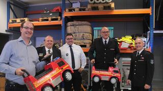 Für die jungen Väter Bürgermeister Dr. Lukas Braun (links) und Stadtkommandant Christian Schulz (Zweiter von rechts) gab es Rutschautos für den Nachwuchs.