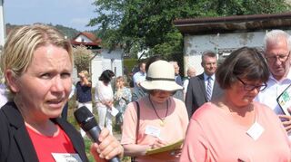 Ortsvorsteherin Daniela Gramlich führte die Bewertungskommission durch Götzingen. Die Juroren machten sich fleißig Notizen.