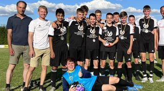 Die JSG Nassig/Wildbach Maintal und ihre Trainer feierten den Sieg im C-Juniorenturnier. Mit ihnen freuten sich der Jugendleiter des FC Hundheim/Steinbach, David Münkel, und Marcel Münkel (links) von der Baumschule Münkel.