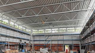Im Inneren der zukünftigen Polizeisporthalle laufen die Arbeiten auf Hochtouren und an mehreren Stellen gleichzeitig.