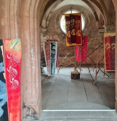 Lothar Weis Installation zum Thema „Engel“ sind im Kloster Bronnbach zu sehen.