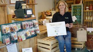 Stolz ist Simone Flicker aus Sonderriet, dass die DLG ihre Obstbrände mit Goldmedaillen ausgezeichnet hat. Der Obstanbau-Betrieb wurde zum zehnten Mal mit dem „Preis für langjährige Produktqualität“ ausgezeichnet.