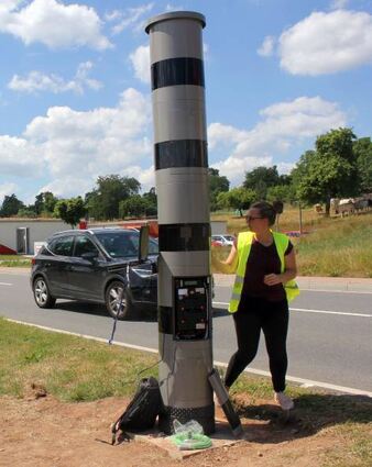 In der Ortsdurchfahrt Heidersbach wurde am Donnerstag eine Blitzersäule errichtet.