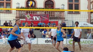 Mit Hecht zu Ball: 23 Werks-Teams hatten sich angemeldelt und kämpften um den „Firmen-Beach-Cup“.