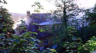 Auch vom Eisenbergweg aus griff die Feuerwehr an: Der dichte Qualm, der dem Hausdach entstieg, war weithin zu sehen.