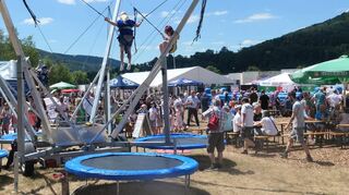 Rund 3000 Mitarbeiter, Rentner und ihre Familien feierten bei einem Sommerfest das 125-jährige Bestehen der Rauch Möbelwerke.