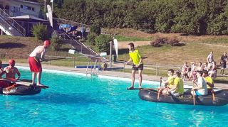 Teilnehmer und Zuschauer hatten beim Fischerstechen viel Spaß.