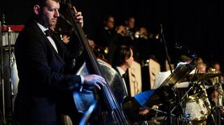 Beim Lichterfest am Freitag, 8. Juli, spielt das Savoy Ballroom Orchestra im Abteigarten des Klosters Bronnbach.
