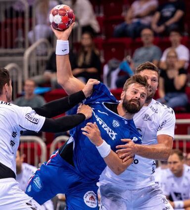 Andrej Kogut (am Ball) war zuletzt für Ex-Pokalsieger TBV Lemgo aktiv.