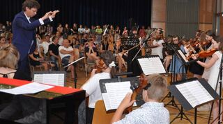 Das Musikschulorchester unter der Leitung von Felix Krüger (linkes Bild) beim Gemeinschaftskonzert. Orchester und Chor der Klassen 5 bis 8 präsentierten „Lord oft he Dance“.